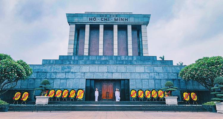 Vooraanzicht van het Ho Chi Minh Mausoleum met wachters die staan.