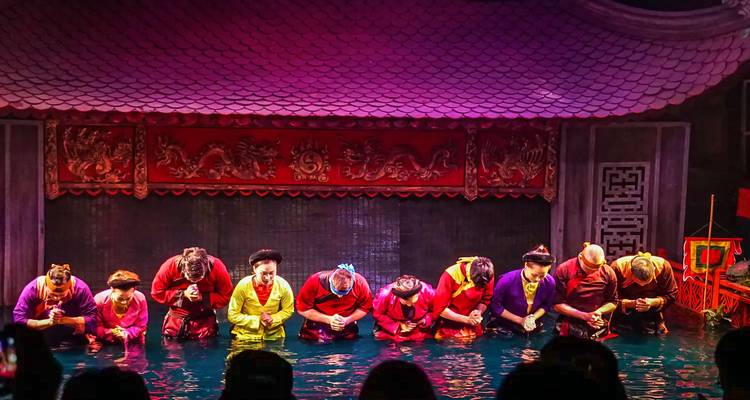 Traditionele Vietnamese waterpoppenvoorstelling.