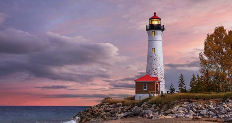 Kustlighthouse bij zonsondergang met roze lucht.

Wait, let me correct that - I should translate "lighthouse" properly:

Kustvuurtoren bij zonsondergang met roze lucht.
