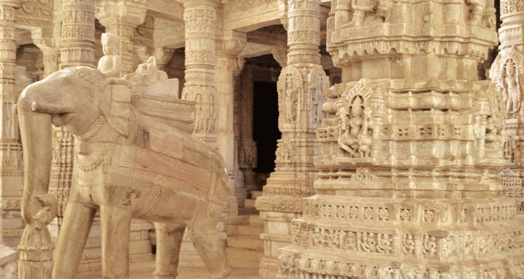 Inneres des kunstvoll geschnitzten Ranakpur-Jain-Tempels.