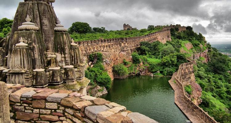 Fort Chittorgarh mit bewölktem Himmel und umgebender Landschaft.