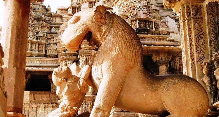 Ingewikkelde gravures op een oude tempel met een leeuwensculptuur.