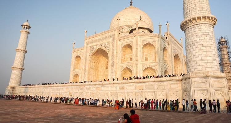Taj Mahal met mensen die in de rij staan bij de ingang.