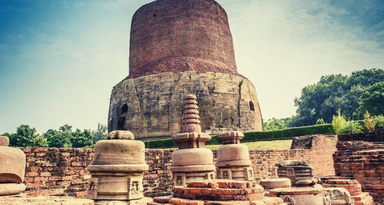 Dhamek-Stupa in Sarnath in historischem Kontext.