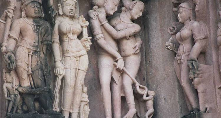 Komplizierte Steinschnitzereien an einer Tempelwand.