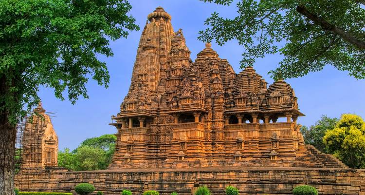 Khajuraho-Tempelkomplex umgeben von Grün.