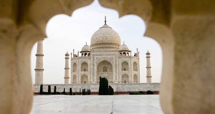 Taj Mahal wunderschön durch einen Torbogen eingefangen.