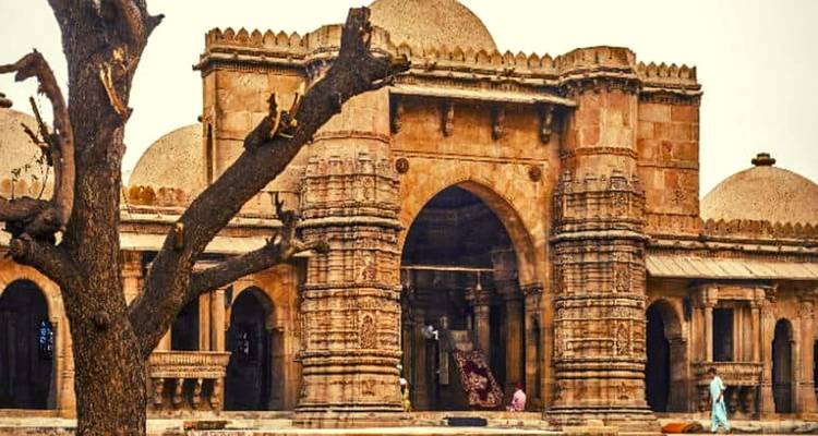 Historische Moschee mit antiken Schnitzereien und Kuppelbauten.