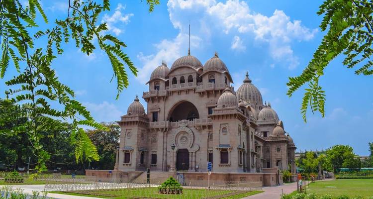 Eleganter Marmortempel mit weitläufigen Gärten.