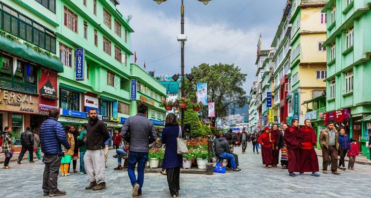Eine belebte Fußgängerstraße mit bunten Gebäuden und gehenden Menschen.