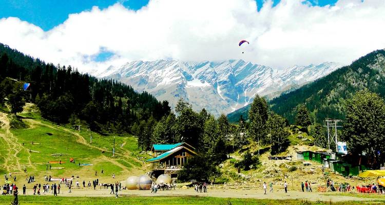 Berglandschaft mit Aktivitätspark, mit Menschen und Paragliding.