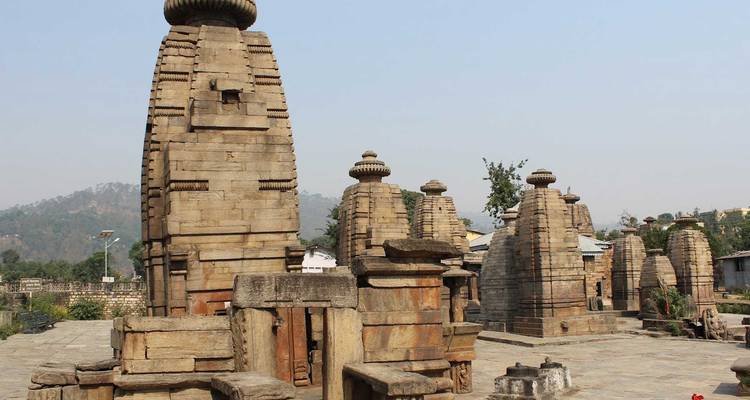 Alte Steintempelstrukturen mit bergiger Kulisse.