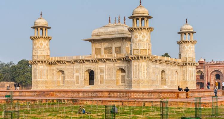 Een architectonisch gebouw met ingewikkelde gravures en koepels.