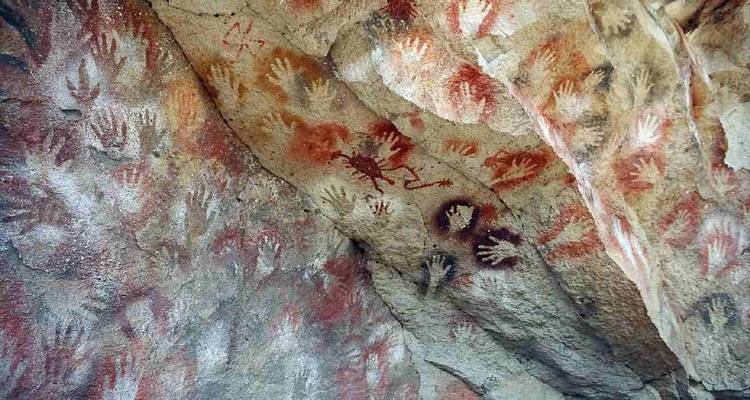 Grotkunst met kleurrijke handafdrukken en figuren.