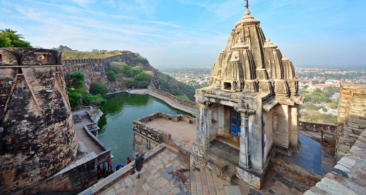 Fort de Chittorgarh, aperçu avec temple et réservoir.