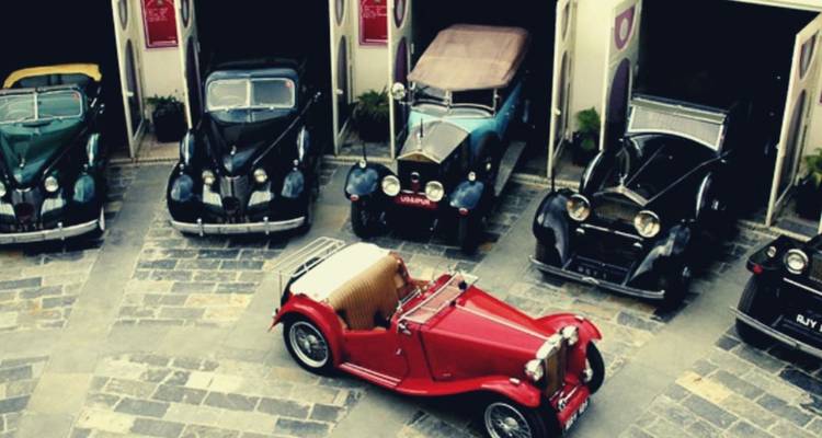 Collection de voitures anciennes dans un cadre intérieur.