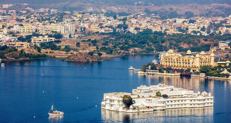Vue de la ville d'Udaipur depuis le lac avec les palais.