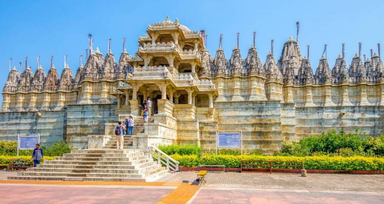 Temple jaïn de Ranakpur avec une architecture complexe.