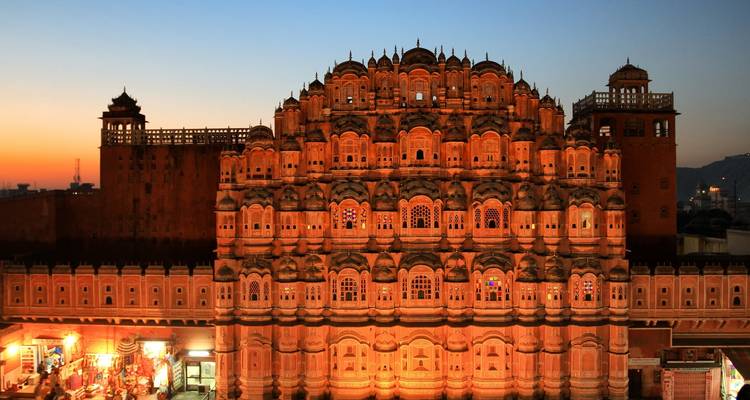 Die prunkvolle Fassade des Hawa Mahal bei Sonnenuntergang.