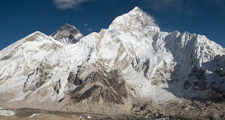 Vista espectacular del monte Everest y los picos circundantes.