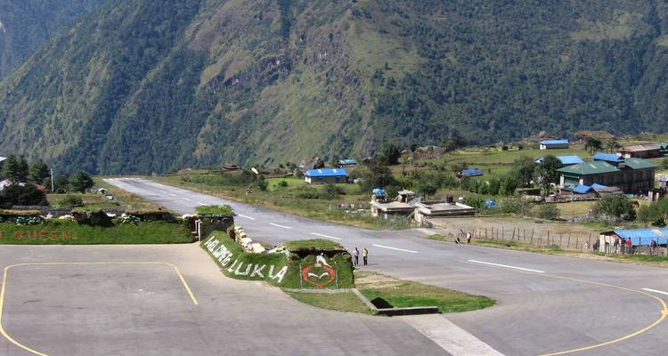 Pista del aeropuerto de Lukla con las montañas al fondo.