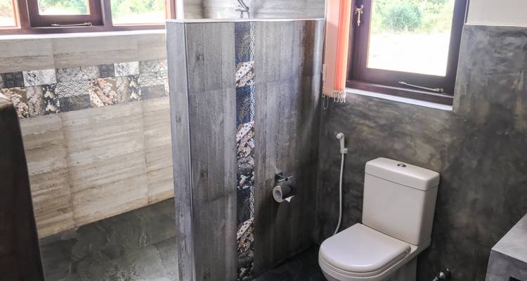 Une salle de bains moderne avec douche et toilettes au design minimaliste.