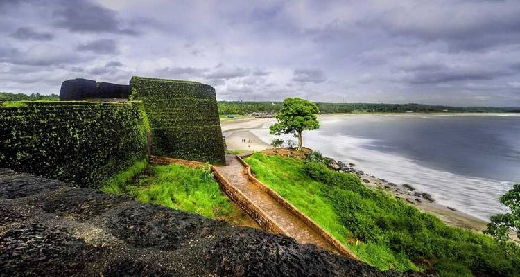 Bekal Fort mit Blick auf einen Strand und das Meer an einem bewölkten Tag.