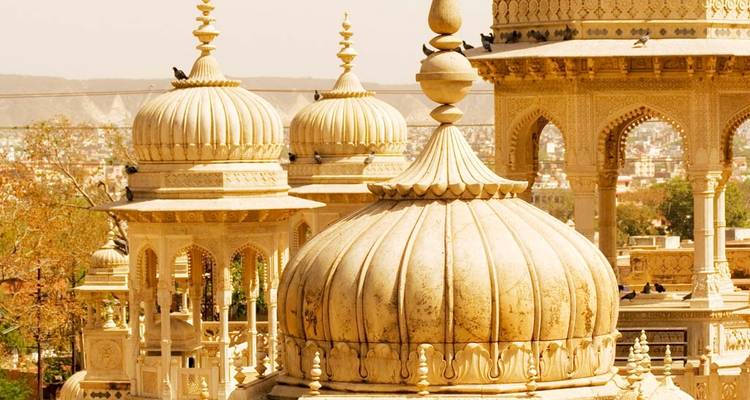 Ornate architektonische Kuppeln und Schnitzereien.