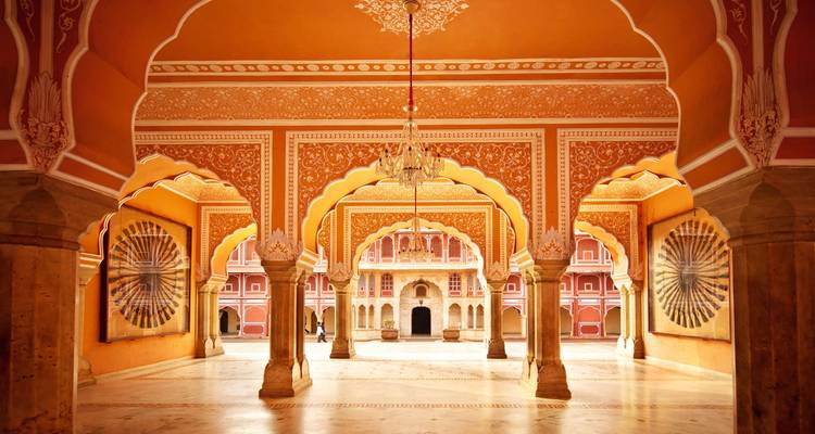 Komplizierte Torbögen mit kunstvollen Verzierungen im Inneren eines Palastes.