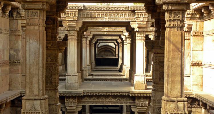 Kompliziert geschnitzte Steinsäulen in einer Kulturerbestätte.