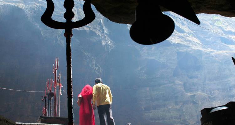 Paar in einer Höhle mit Dreizacken und Lichtstrahlen.