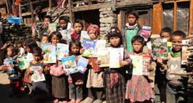 Kinderen die boeken vasthouden voor een traditioneel gebouw.