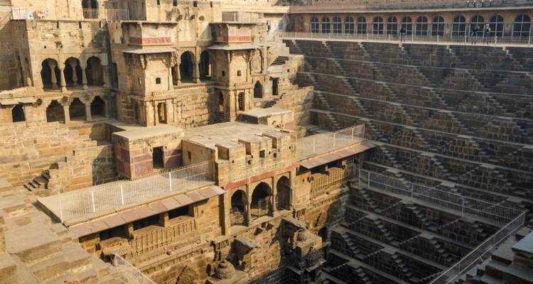 Der Chand Baori Stufenbrunnen in Abhaneri.
