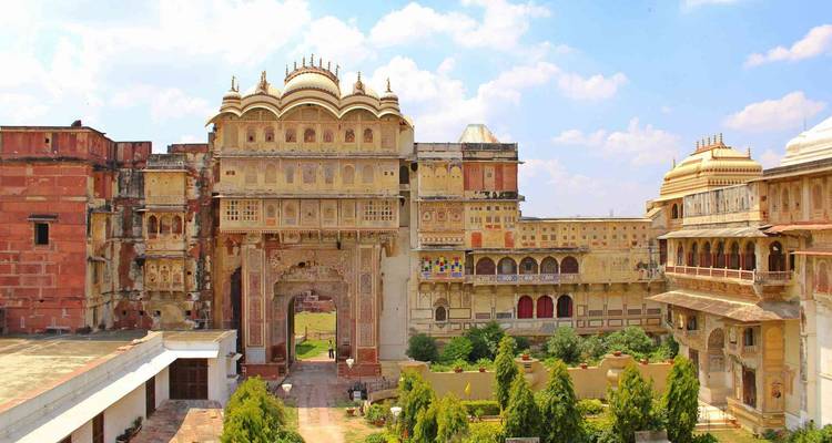 Verzierte Fassade des Karauli-Palastes.