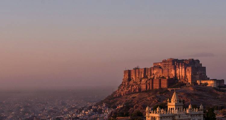 Mehrangarh Fort met uitzicht op de stad Jodhpur bij zonsondergang.