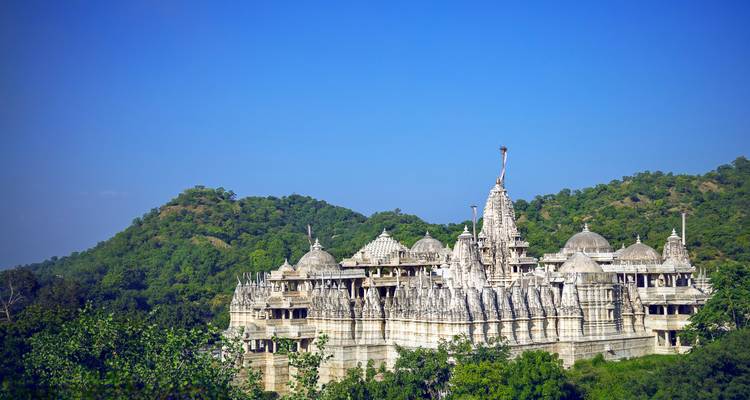 Verzierter Tempel vor einer hügeligen Kulisse.