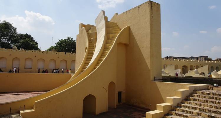 Observatorio Jantar Mantar con viajeros explorando las estructuras.