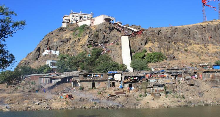 Temple au sommet d'une colline avec des villages environnants au bord d'une rivière.