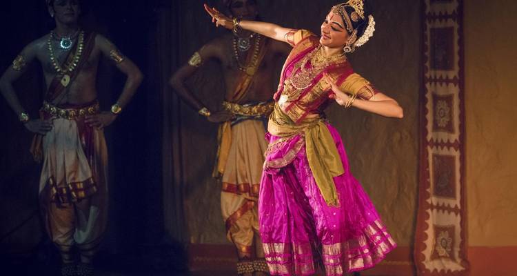 Eine traditionelle indische Tanzaufführung mit Tänzern in Kostümen.