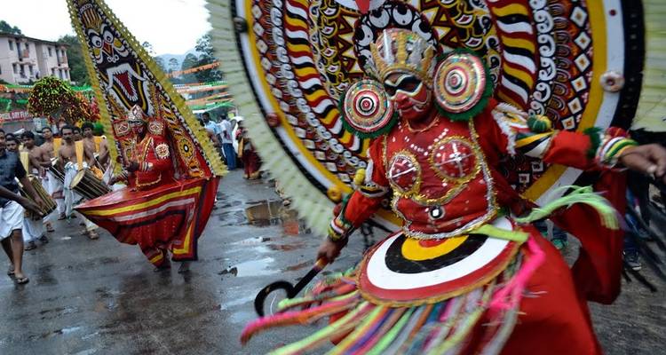 Traditionelle Tänzer in bunten Kostümen, die bei einem Festival auftreten.