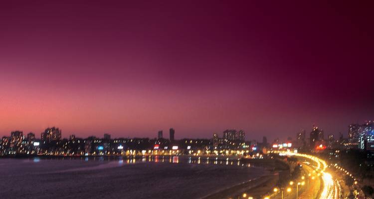 Sonnenuntergangsblick auf Marine Drive mit Stadtlichtern