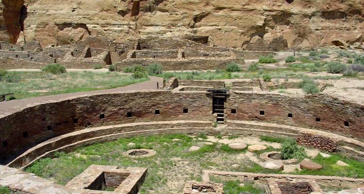 Antike Ruinen mit kreisförmigen Strukturen in einer Wüstenlandschaft.