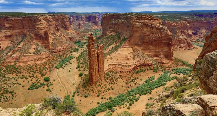 Malerische Canyonlandschaft mit roten Felsformationen.