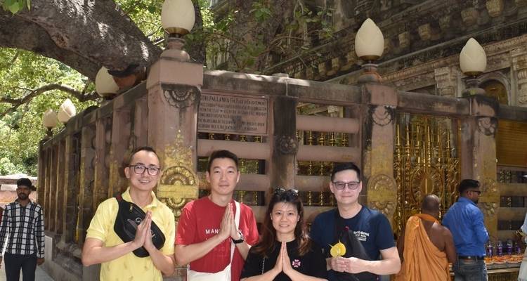Groupe de personnes posant à l'entrée d'un temple.