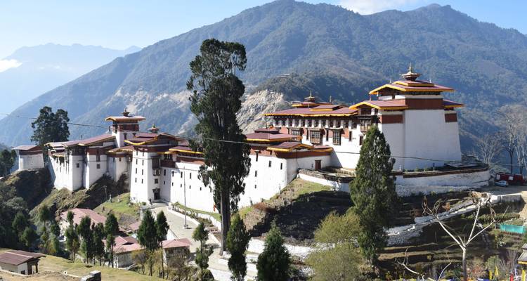 Prachtige vesting tegen een bergachtergrond in Bhutan.
