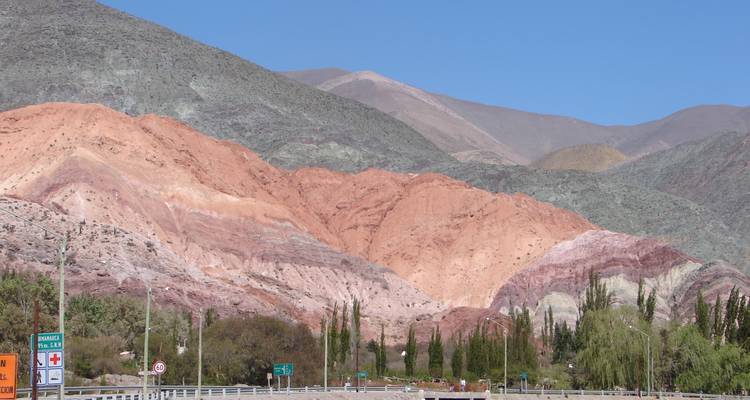 Hügel mit mehrfarbigen Gesteinsformationen.
