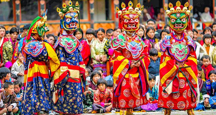 Frauen in lebendigen traditionellen Kostümen während eines Festivals