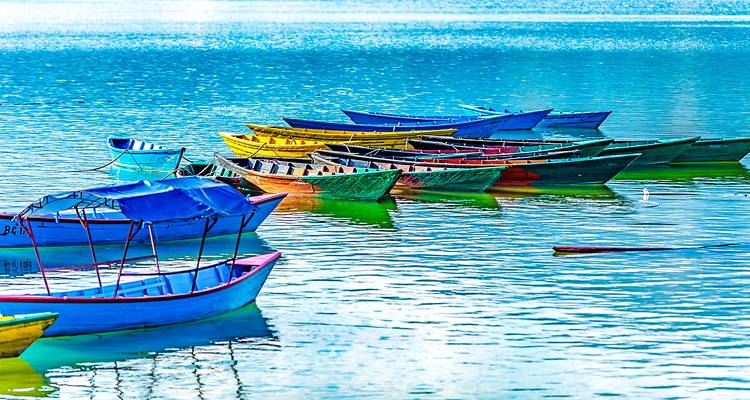 Bunte Boote, die auf einem ruhigen See treiben