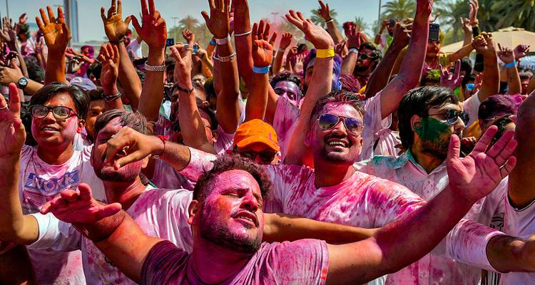 Menschen, die ein Fest mit bunten Pulvern feiern