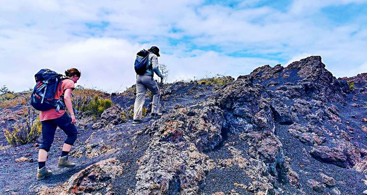 Wanderer, die auf felsigem Gelände gehen.